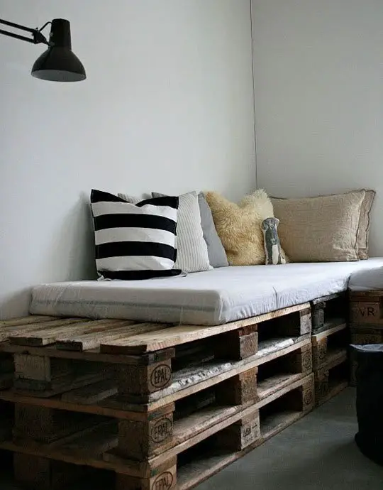10 idei de mobilier din lemn refolosit
