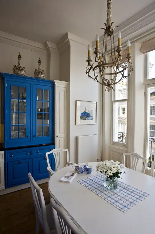 Albul si albastrul in design interior - combinatie ideala