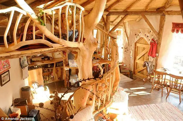 Casa hobbitului din natura