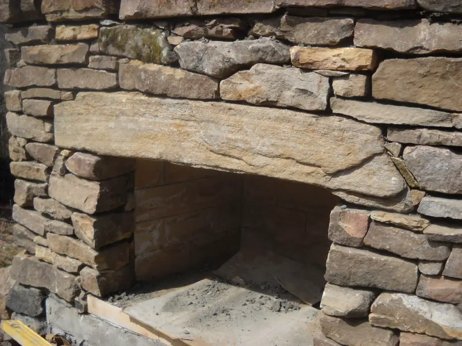 constructia unui semineu de gradina How to build an outdoor stone fireplace 7
