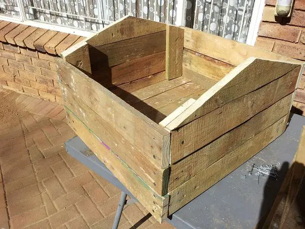 construirea unei custi de caine how to build a dog house with pallets 7