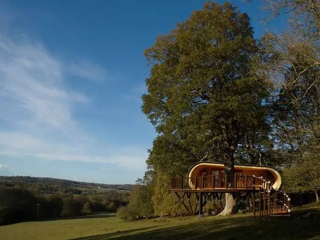 Casa prefabricata din copac in ton cu natura