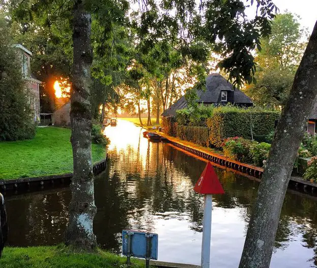 orasul cu strazile din apa The water street magical town in Holland 4