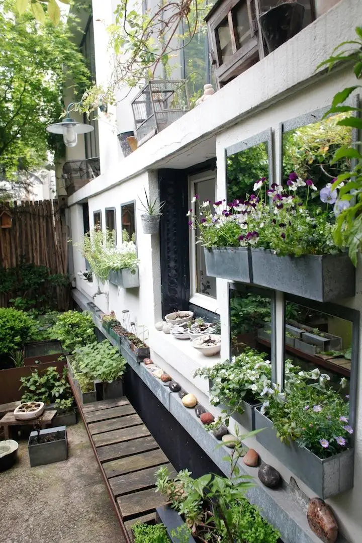 Gradini in stil francez - fie apartament sau casa, gradina urca spre interiorul locuintei