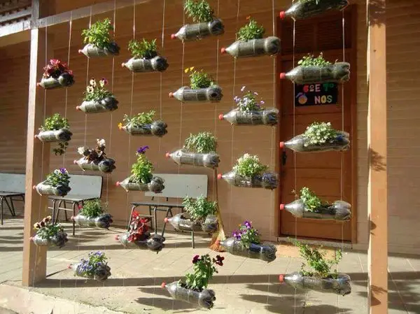 gradini verticale din peturi Plastic bottle vertical garden ideas 8