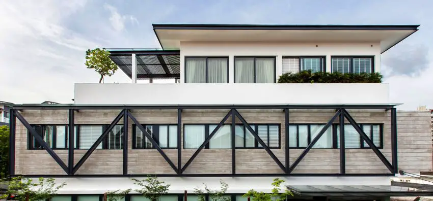 Casa ingusta- design geometric, cu sine de metal la exterior si interior