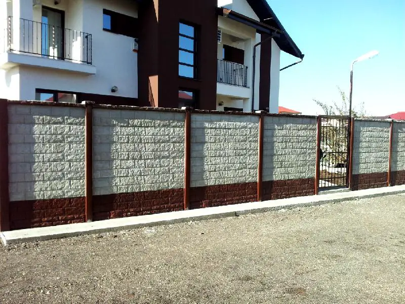 Garduri din placi de beton avantaje dezavantaje si for Modele de garduri pentru case
