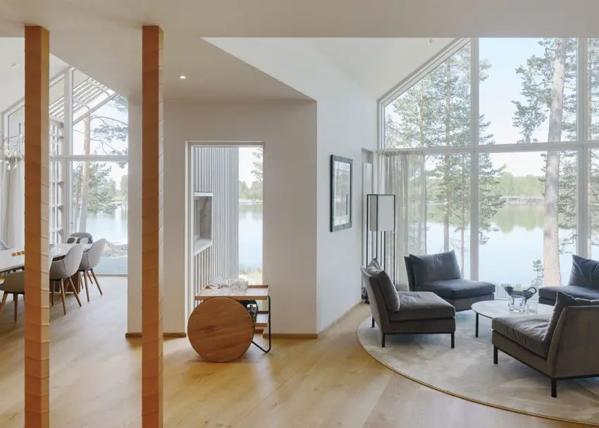 Casa in forma de stea - interioare minimaliste, bogat luminate natural