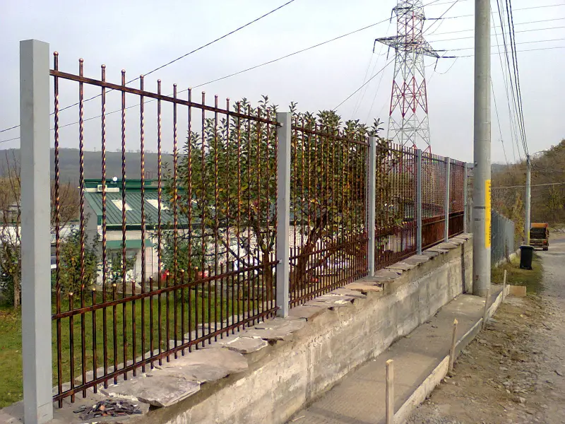 constructia unui gard din beton si fier forjat