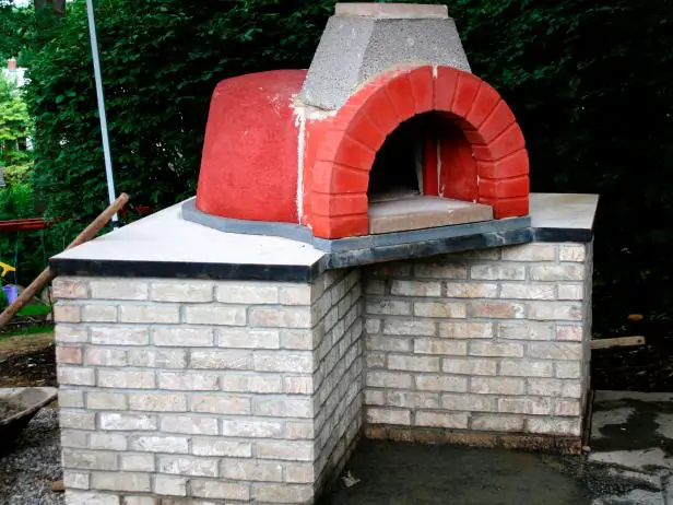 How to build an outdoor brick oven in a few easy steps