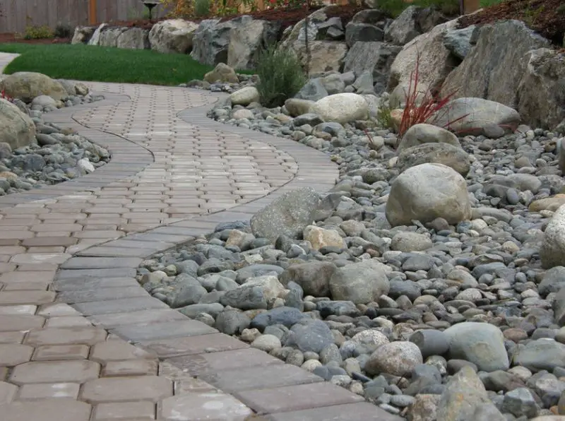 River stone walkway ideas in the garden