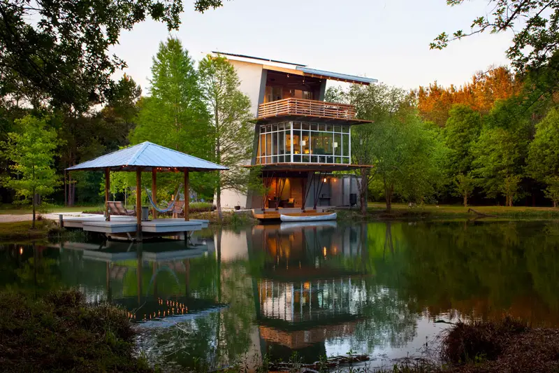 Casa de pe lac moderna