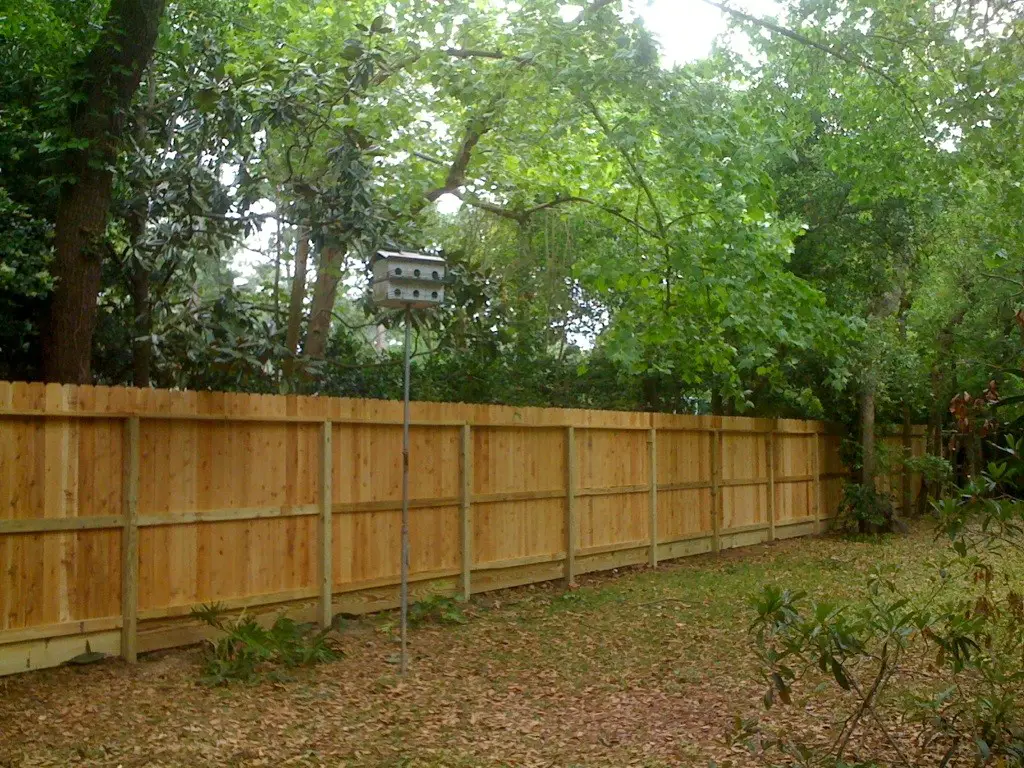 Construirea unui gard de lemn in gradina