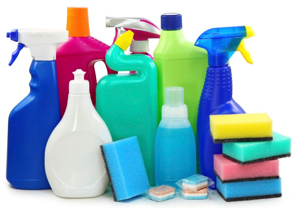 Solutii de curatat care nu trebuie folosite cu mainile goale acasa
