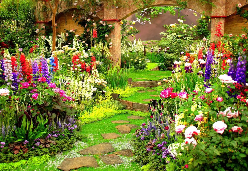 Aranjamente de flori in gradina frumoase