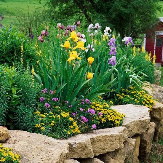 aranjamente de gradina cu pietre si flori Stone and flower garden design ideas 14