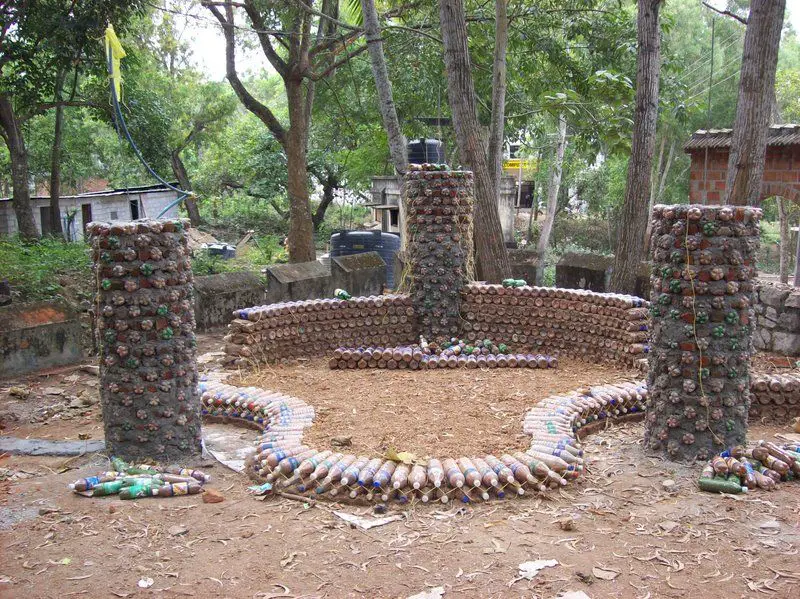 constructia unei case din pet-uri building a house with plastic bottles 4