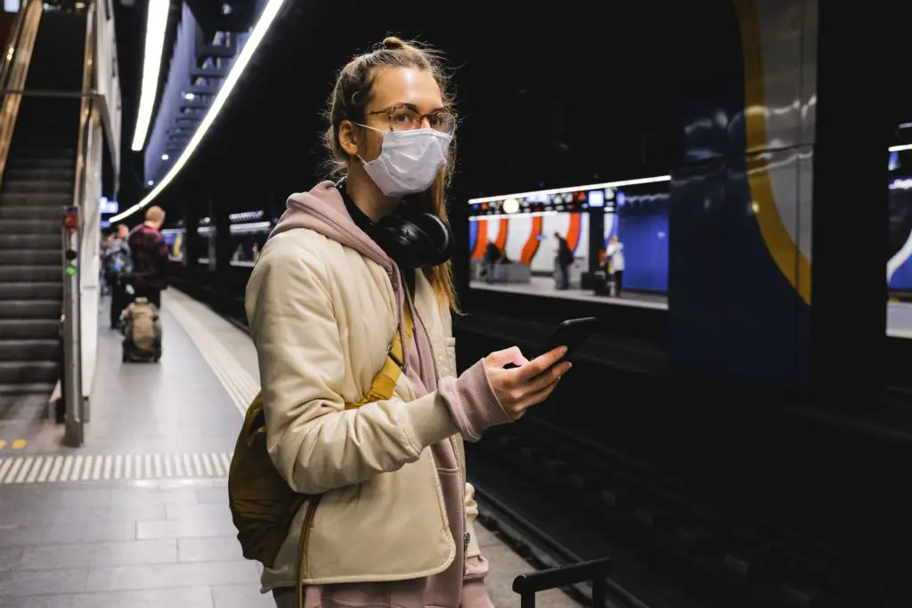 Tanara cu masca, la metrou