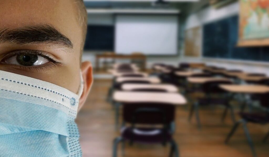 Elev cu masca, in sala de clasa