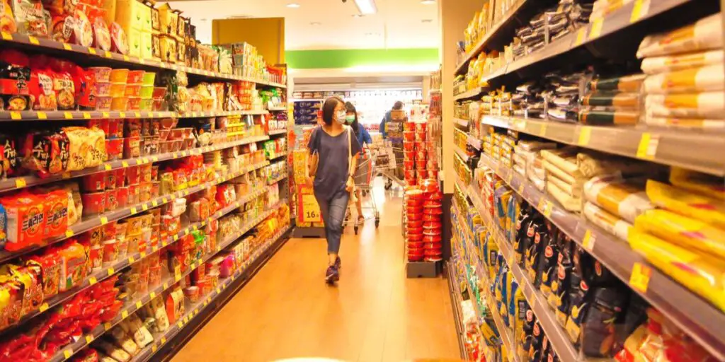 Oameni in supermarket