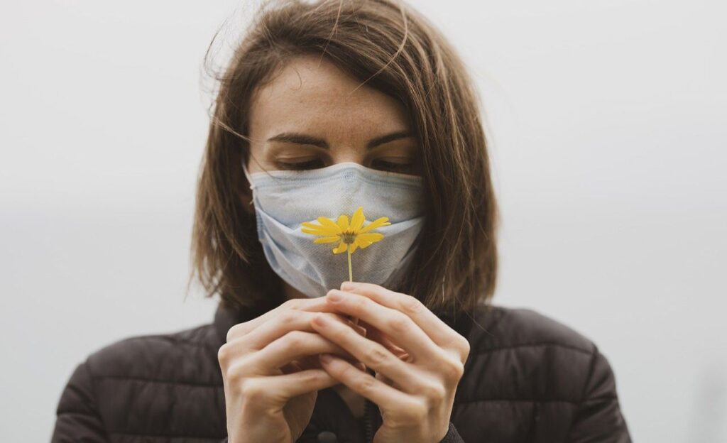 Fata cu masca miroasa o floare