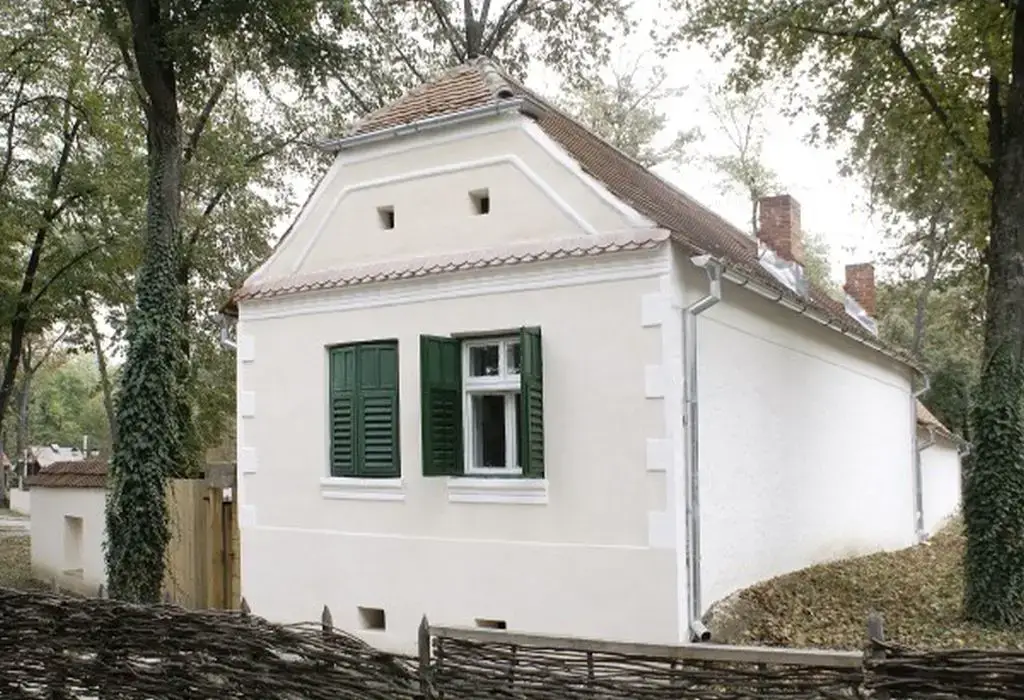 Self-respect Subordinate Instantly Casa saseasca din caramida, reconstruita in 2012