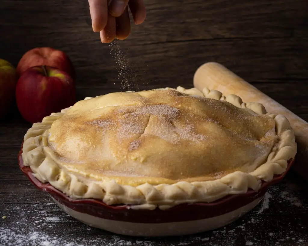 Cum se prepară plăcinta cu mere aluat tăiat deasupra