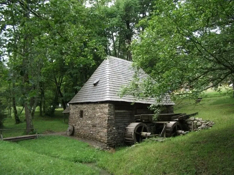 cel mai vechi sat din România casă veche din lemn