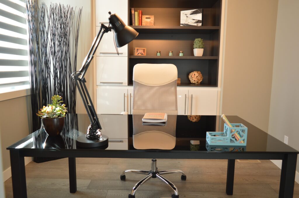 cum să îți organizezi biroul practic birou mare, minimalist