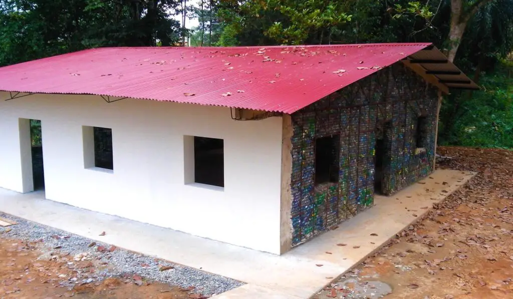 Primul sat din lume cu case construite din PET-uri casă din PET-uri