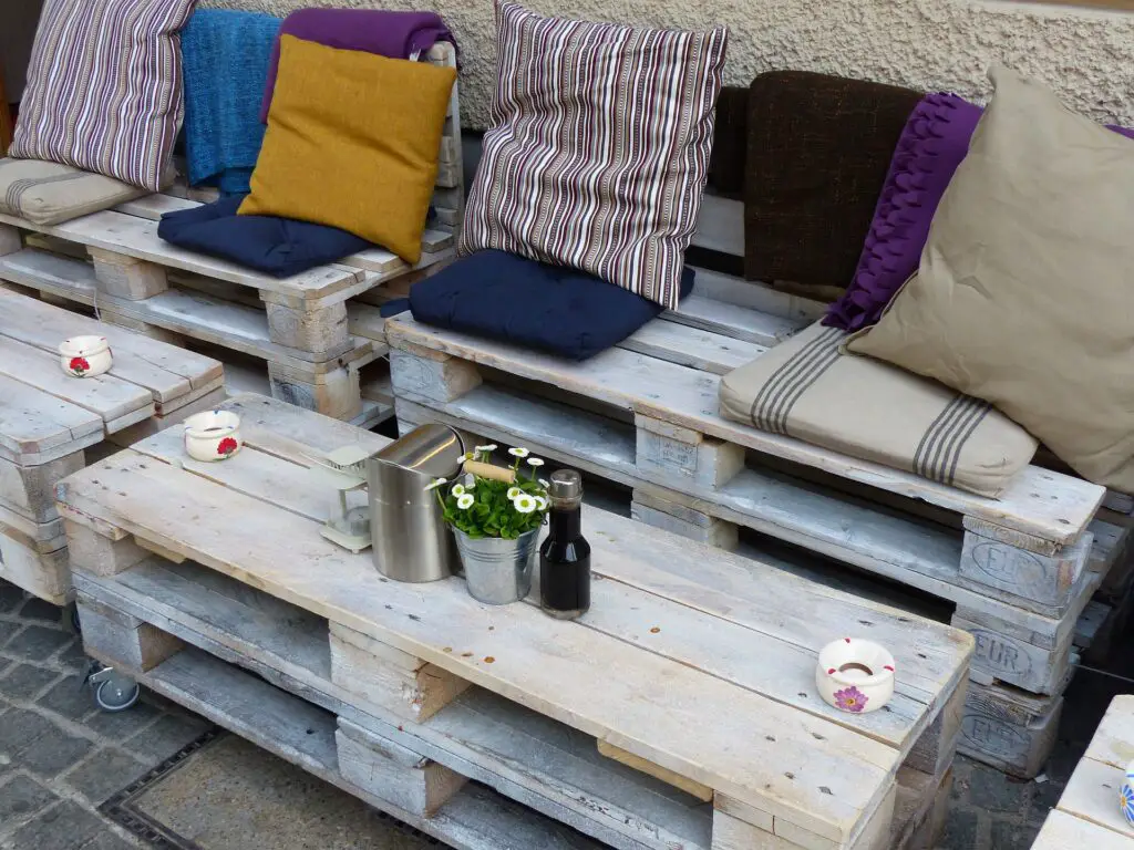 mobilier de grădină din paleți masă și canapele din paleți