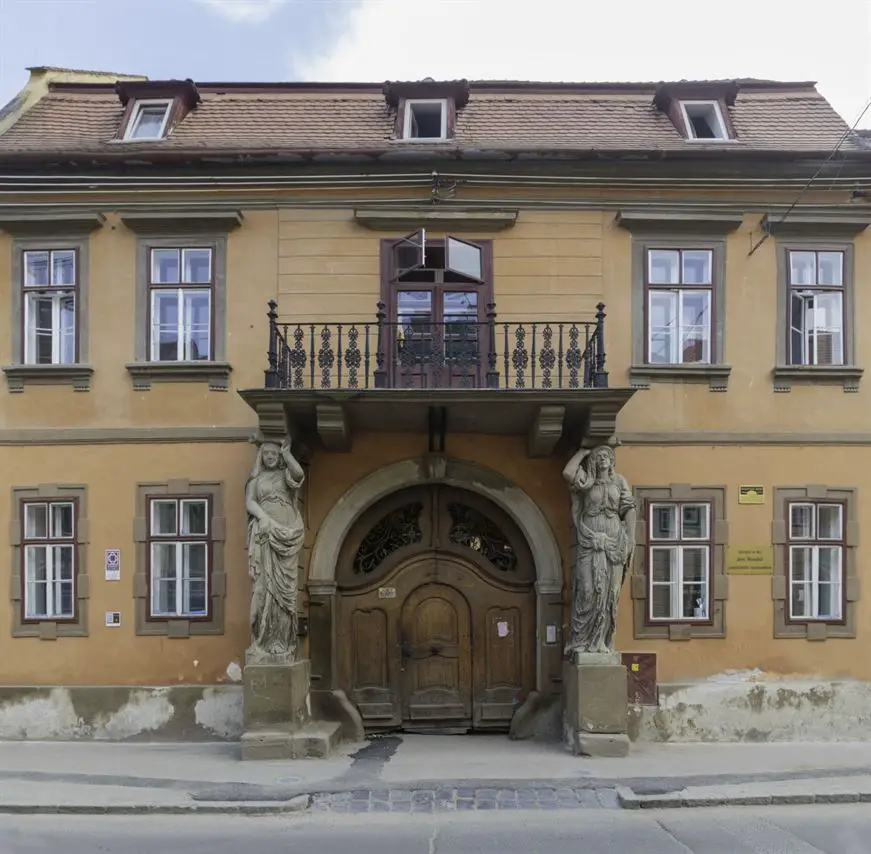 Cele mai vechi clădiri din Sibiu Casa cu Cariatide