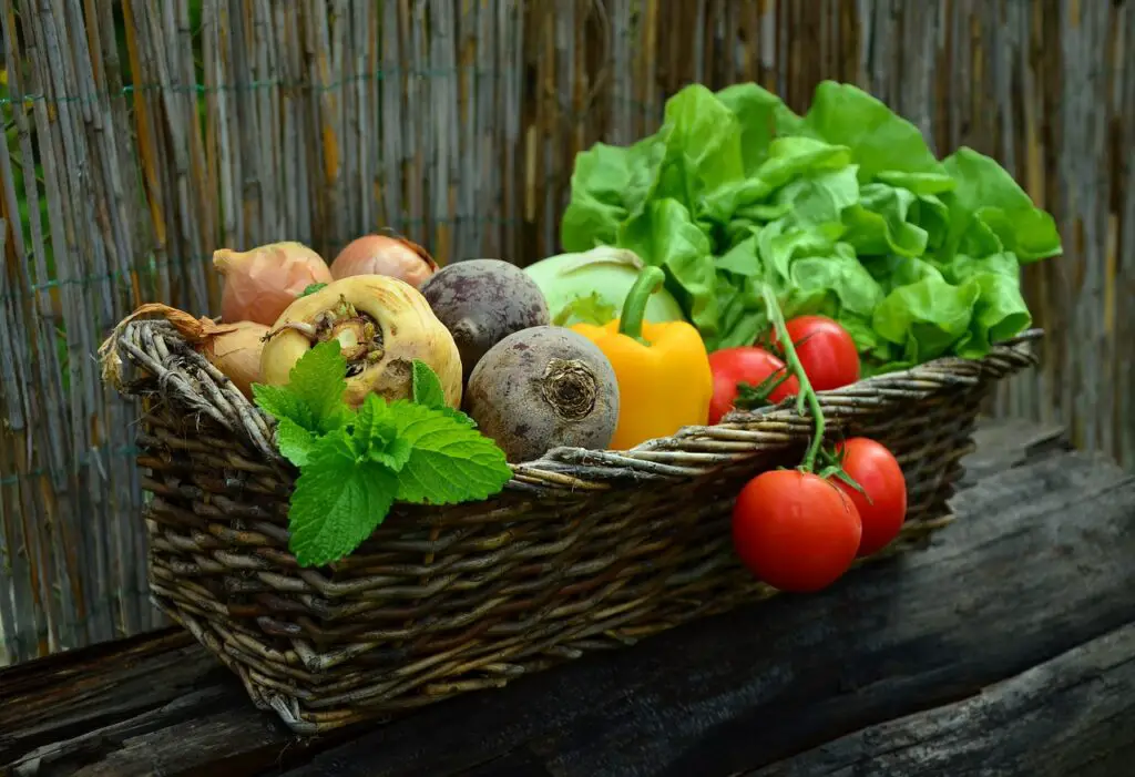 idei de desfacere fructe și legume coș cu legume